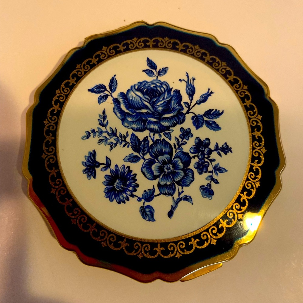 Vintage Stratton Blue & White Floral Scalloped Edges Powder Compact
